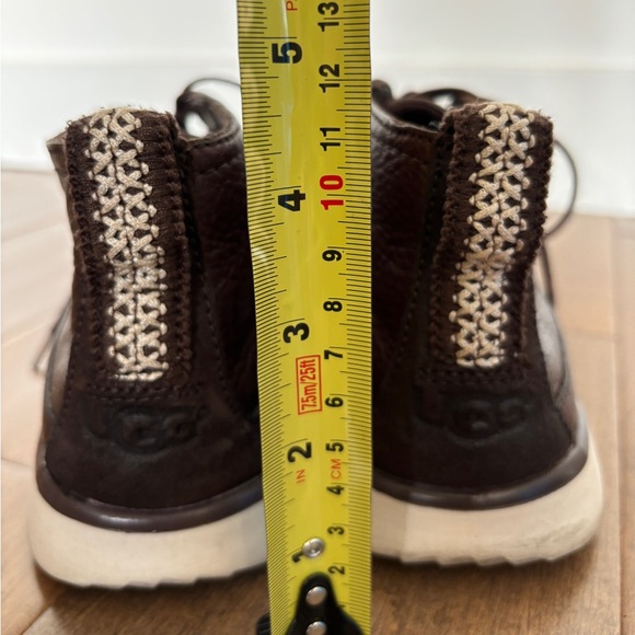 UGGS - Picture 6 of 9